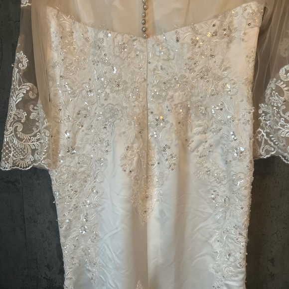 New white wedding dress - Picture 3 of 6